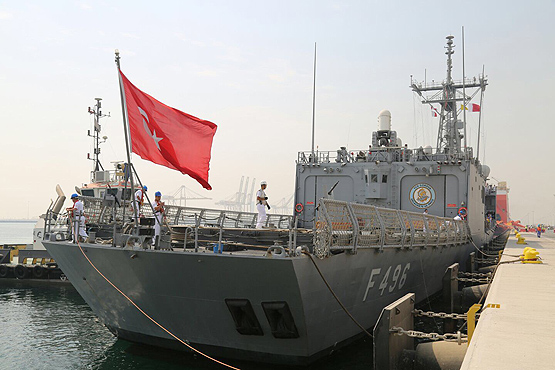 ورود ناو جنگی ترکیه به خلیج فارس برای مانور مشترک با قطر (+عکس)