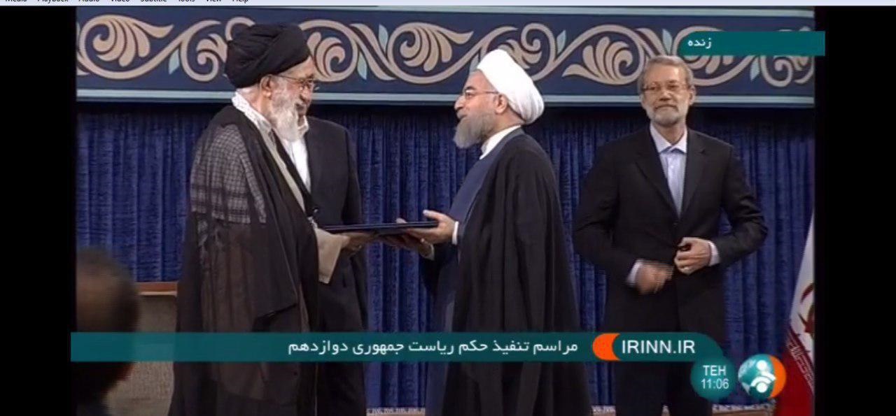 لحظه تنفیذ ریاست‌جمهوری حسن روحانی توسط مقام معظم رهبری (عکس)