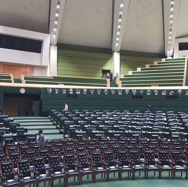 صحن مجلس ساعاتی قبل از مراسم تحلیف روحانی (عکس)