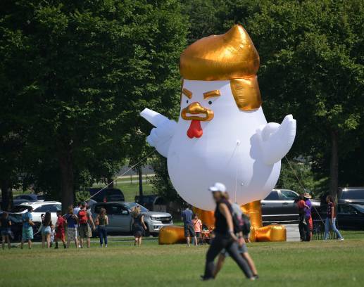 باد کردن بالن خروسی شبیه به ترامپ در مقابل کاخ سفید (عکس)