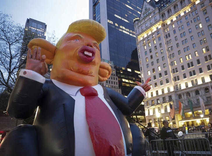 شیوه جدید مردم نیویورک برای اعتراض مقابل برج ترامپ! (عکس)