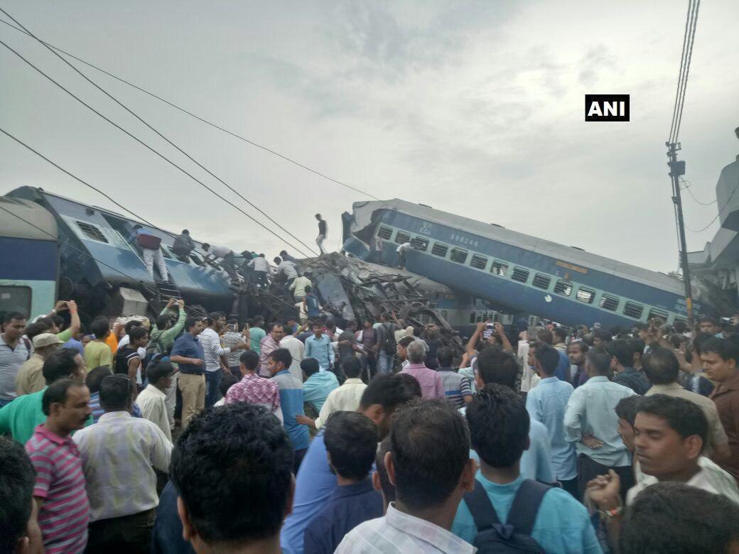 خروج قطار از ریل در هند/ 23 کشته و 150 زخمی (عکس)