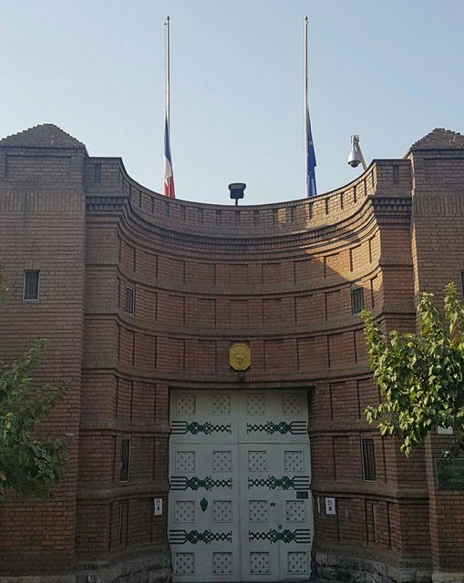 پرچم سفارت فرانسه در تهران نیمه افراشته شد