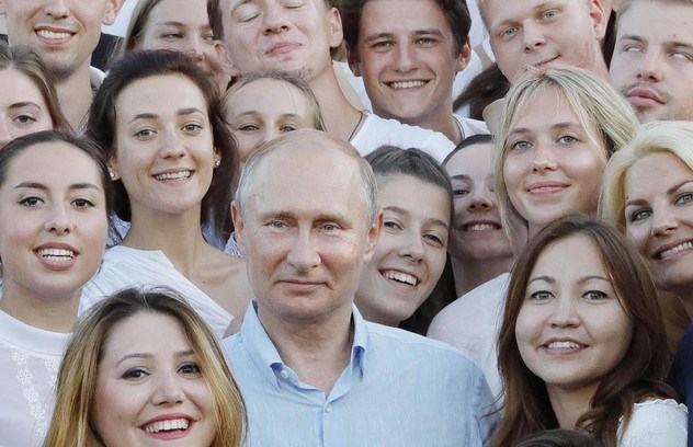 سلفی پوتین در میان جوانان روسیه (+عکس)