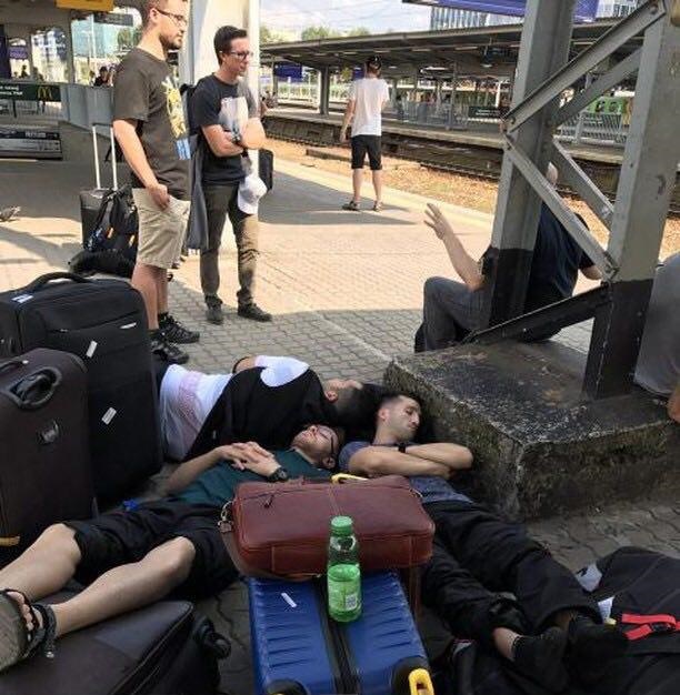 خوابیدن ملی‌پوشان کاراته ایران در ایستگاه متروی لهستان (+عکس)
