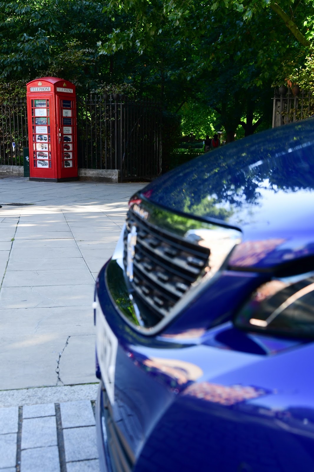کیوسک تلفن قرمز لندن، کوچک‌ترین بنگاه خودروی جهان
