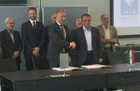 امضای قرارداد ایران خودرو و مرسدس بنز در قالب شرکت مشترک/ تولید خودروهای تجاری در ایران (+عکس)