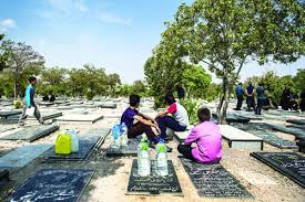 کودکانی که در قبرستان، آب می فروشند