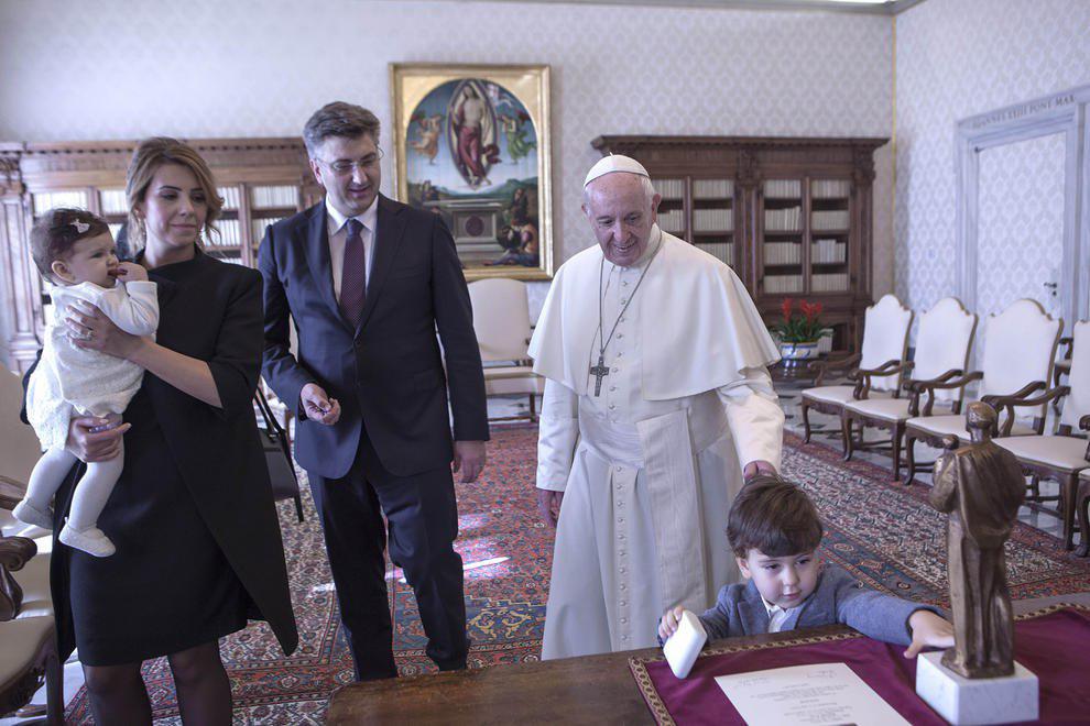 بازیگوشی پسر خردسال رییس جمهور کرواسی در اتاق پاپ (عکس)