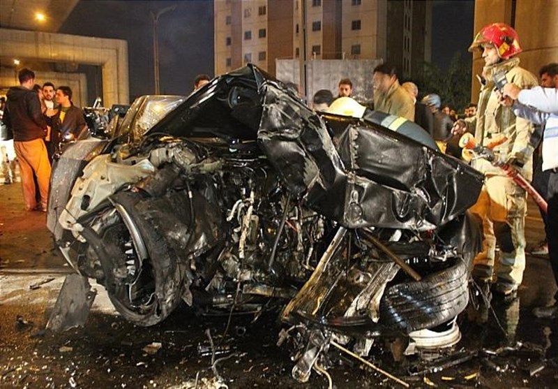 متلاشی شدن BMW پس از تصادف با ستونهای پل صدر (+عکس)