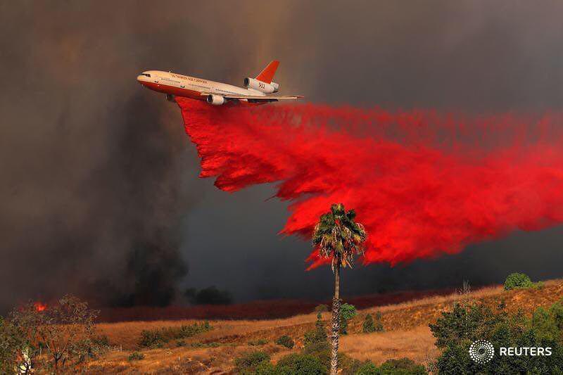 هواپيماي DC_10 در حال خاموش كردن آتش در زمين های كالیفرنيا (عکس)