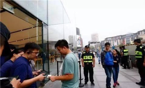 استقبال کم چینی ها از خرید آیفون 8 (+عکس)