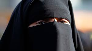 کبک کانادا؛ پوشش نقاب یا برقع در اماکن عمومی را غیرقانونی کرد