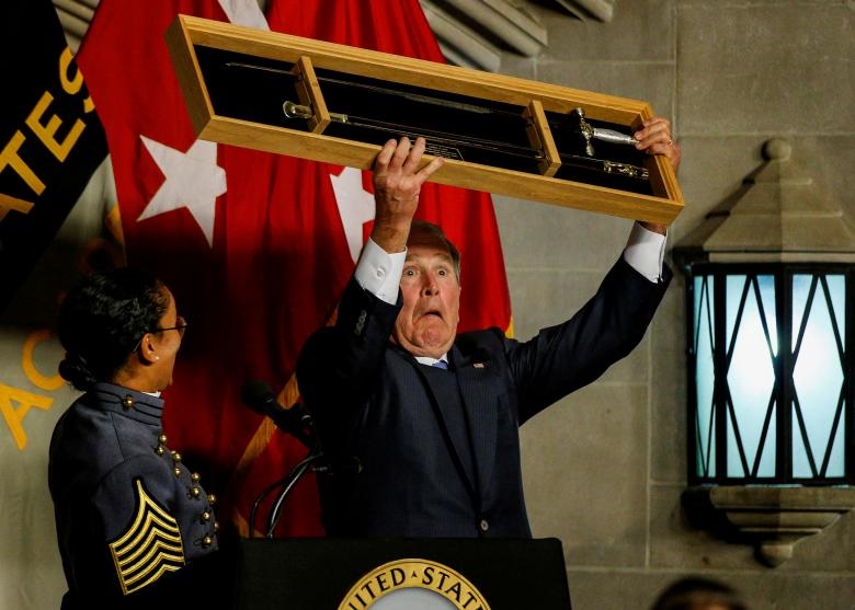 واکنش عجیب جرج بوش پس از تقدیر شدن با شمشیر! (عکس)
