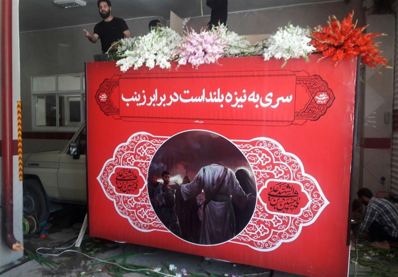 خودروی حامل شهید حججی در اصفهان (+عکس)