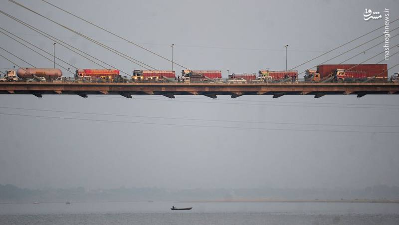 ترسناک ترین ترافیک روی پلی در هندوستان (عکس)