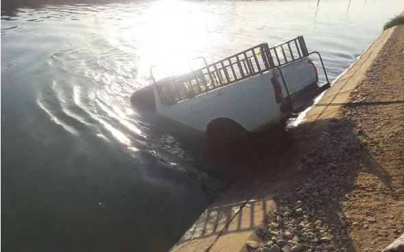 سقوط مرگبار وانت پیکان درون کانال آب (عکس)