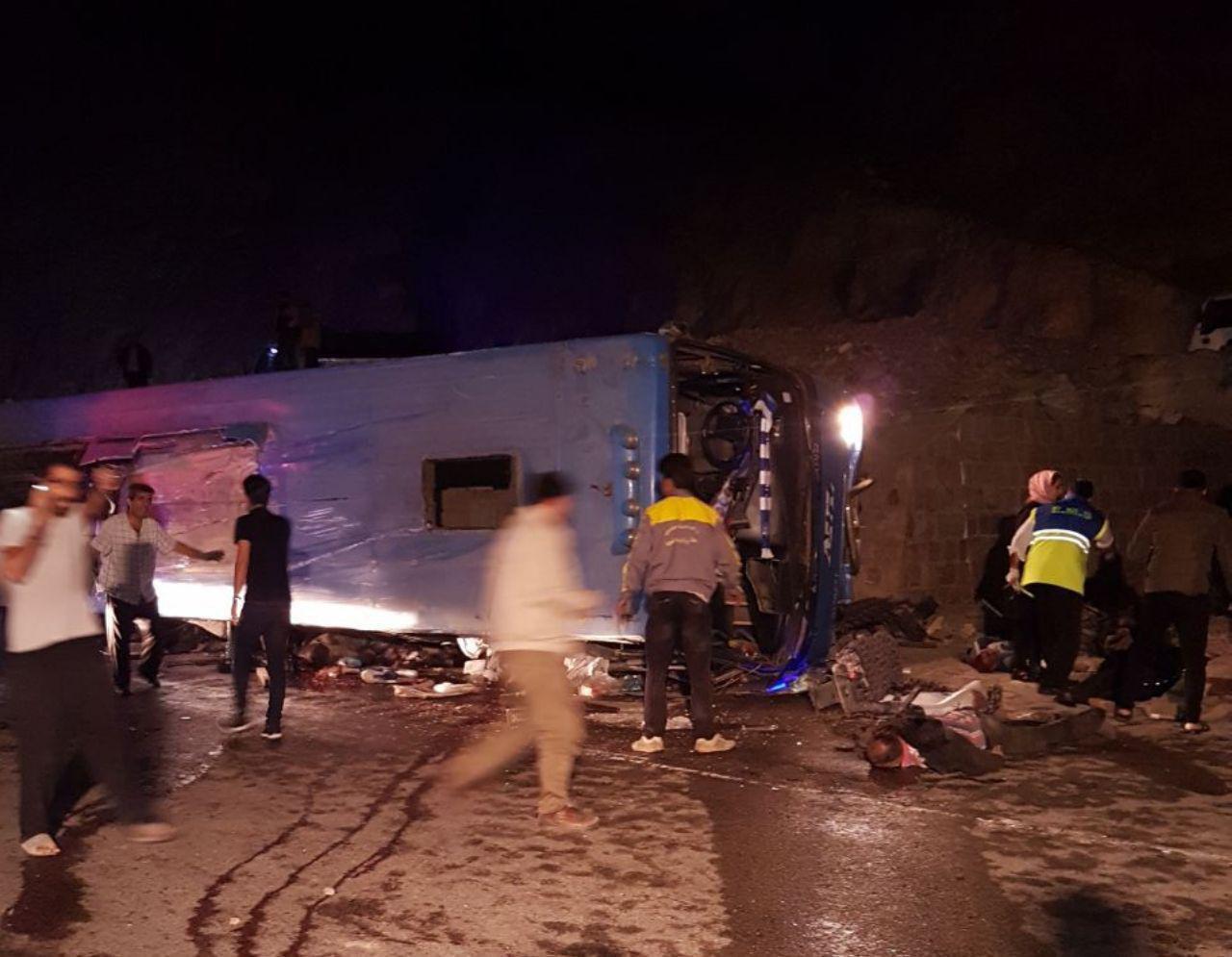 واژگونی مرگبار اتوبوس در جاده فيروزكوه/ 14 کشته و 18 زخمی (+عکس)