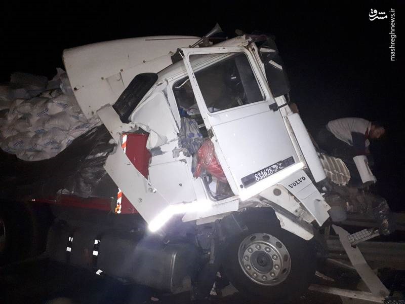 تصادف شدید تریلی با کامیون‌ در جاده کاشان (عکس)