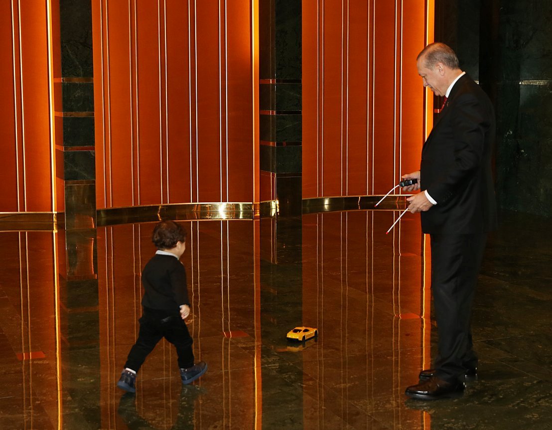 بازی کودکانه اردوغان با نوه‌اش (عکس)
