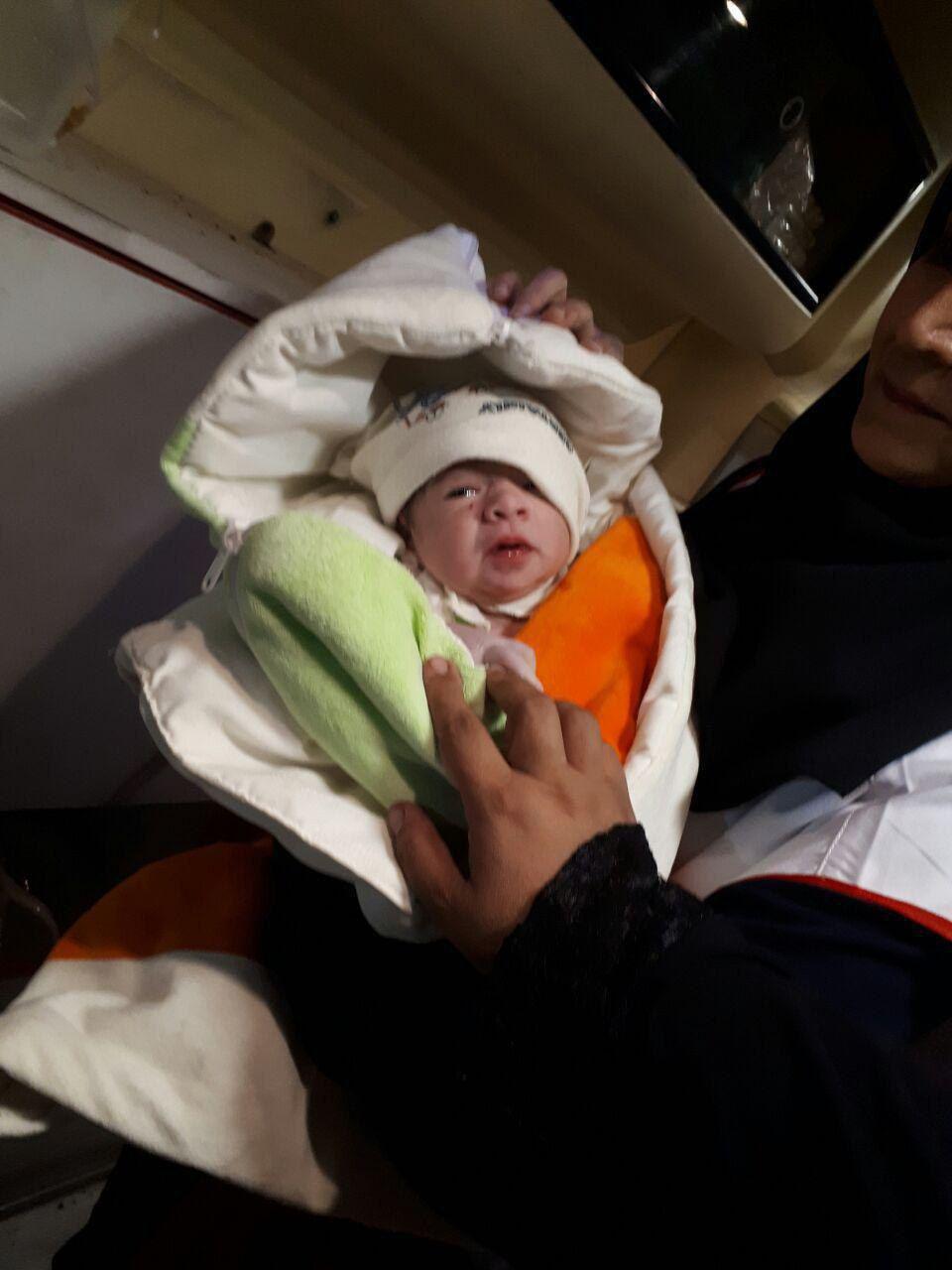 تولد یک نوزاد در مناطق زلزله‌زده (عکس)