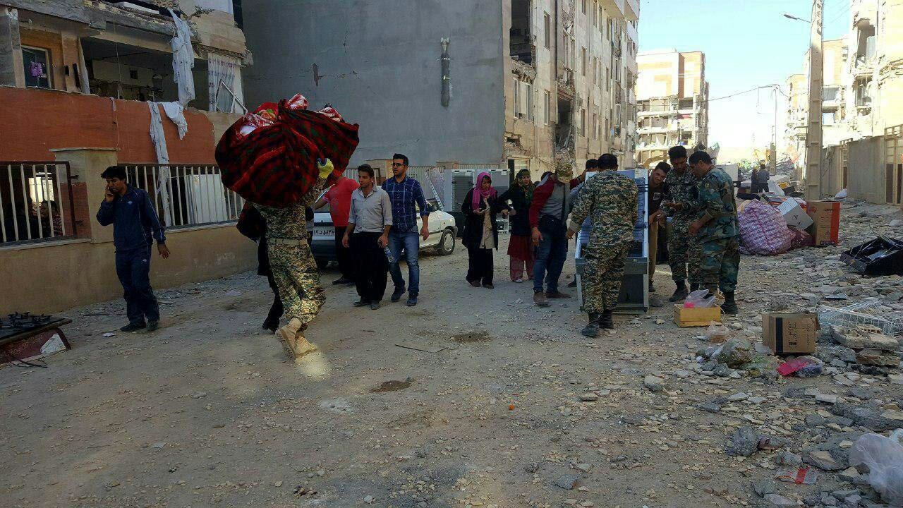جابجا کردن وسایل مردم زلزله‌زده توسط کلاه سبزهای ارتش (عکس)