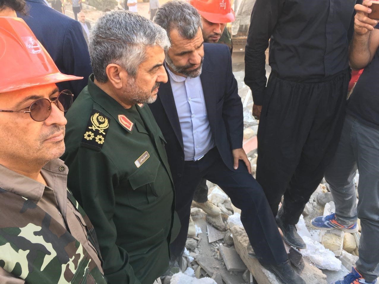 حضور فرمانده کل سپاه در مناطق زلزله‌زده (+عکس)