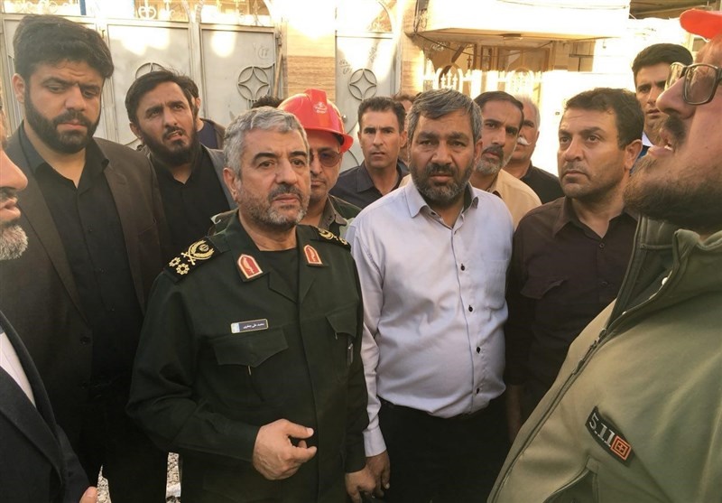 حضور فرمانده کل سپاه در مناطق زلزله‌زده (+عکس)