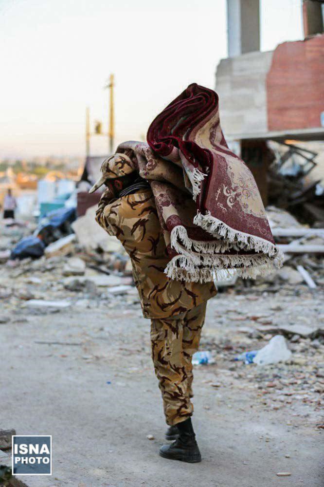 حمل وسایل زلزله‌زدگان توسط نیروهای ارتش (عکس)