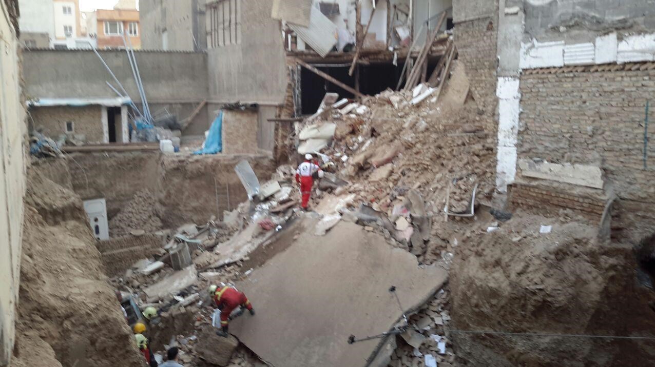 ریزش یک ساختمان 4 طبقه در تهران (+عکس)/ یک کشته و احتمال حبس افرادی زیر آوار