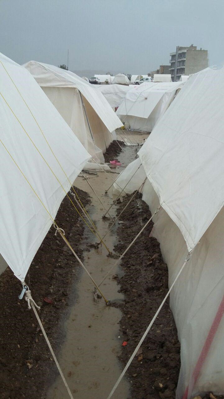 بارش باران و جمع شدن آب در مناطق زلزله‌زده (عکس)
