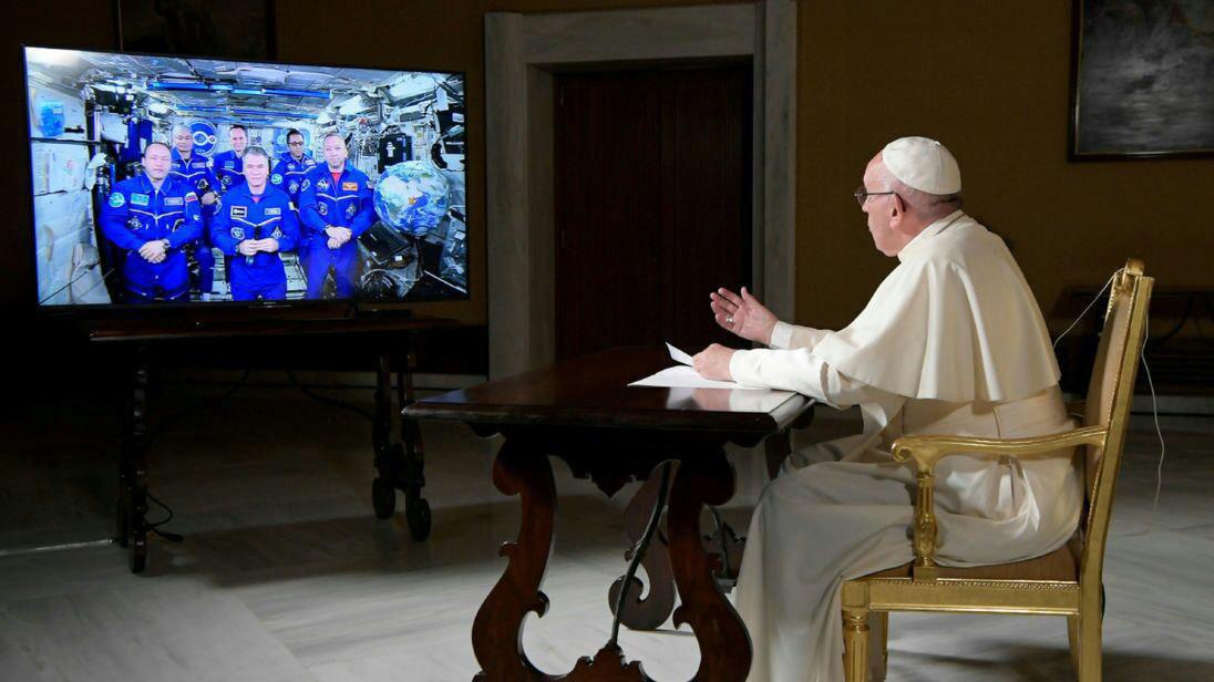 تماس تصویری فضانوردان با رهبر کاتولیکهای جهان/عکس