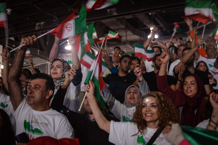 شادی مردان و زنان ایران حاضر در سالن وزنه برداری(+گزارش تصویری)