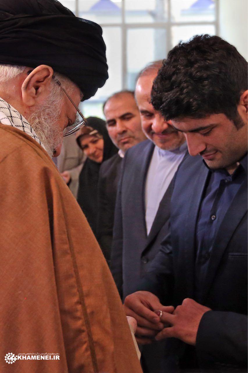 اهدای انگشتر مقام معظم رهبری به علیرضا کریمی (عکس)