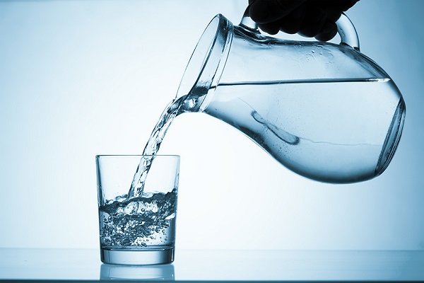 ترفندهایی ساده برای این که بیشتر آب بنوشیم