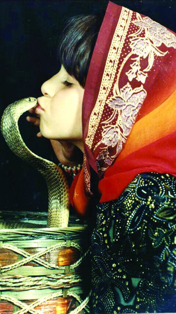 دختری که 11 بار زبان مار کبرا را بوسیده (+ عکس)