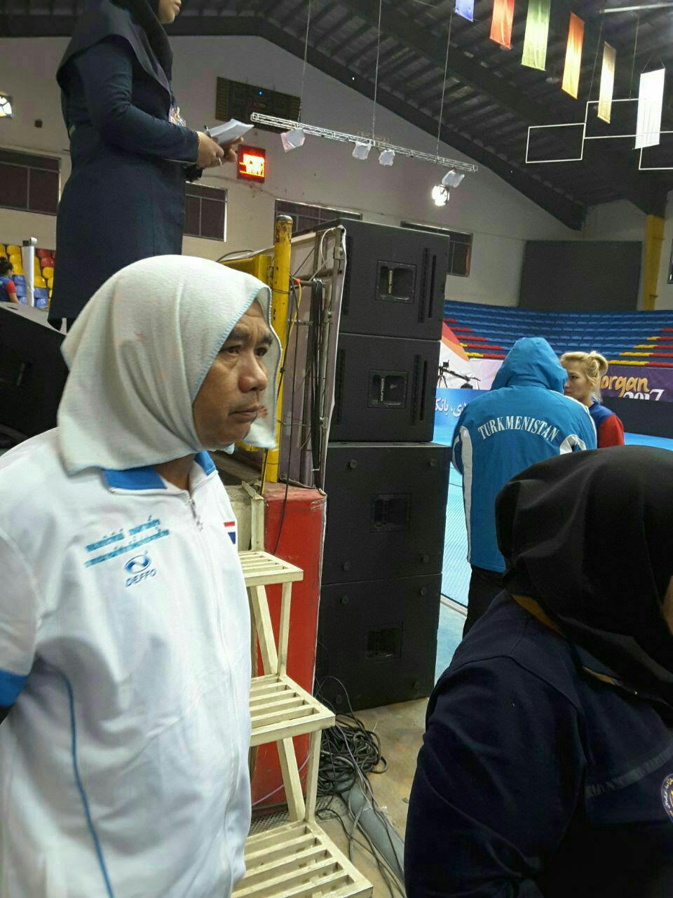 روسری برای مربی مرد تیم زنان تایلند در مسابقات گرگان (عکس)