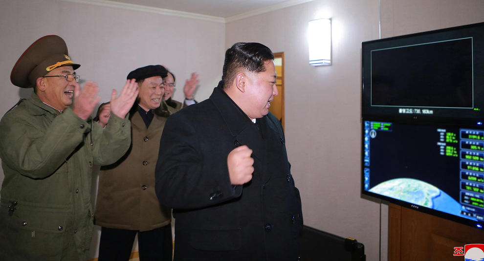 شادمانی رهبر کره شمالی از پرتاب موفق موشکی (+عکس)