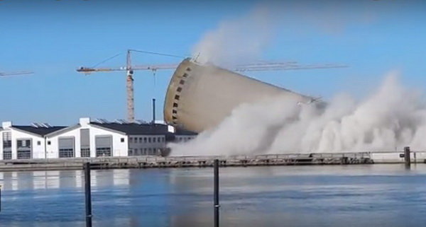 سقوط برج روی کتابخانه‌ای در دانمارک (+عکس)
