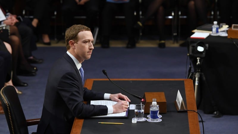 عذرخواهی مدیر فیسبوک در کنگره آمریکا