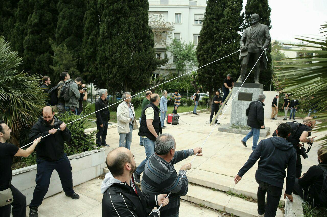 حمله به مجسمه رئيس جمهور سابق آمريکا در يونان (+عکس)