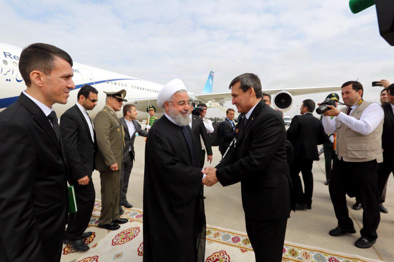 استقبال از روحانی در فرودگاه عشق آباد (عکس)