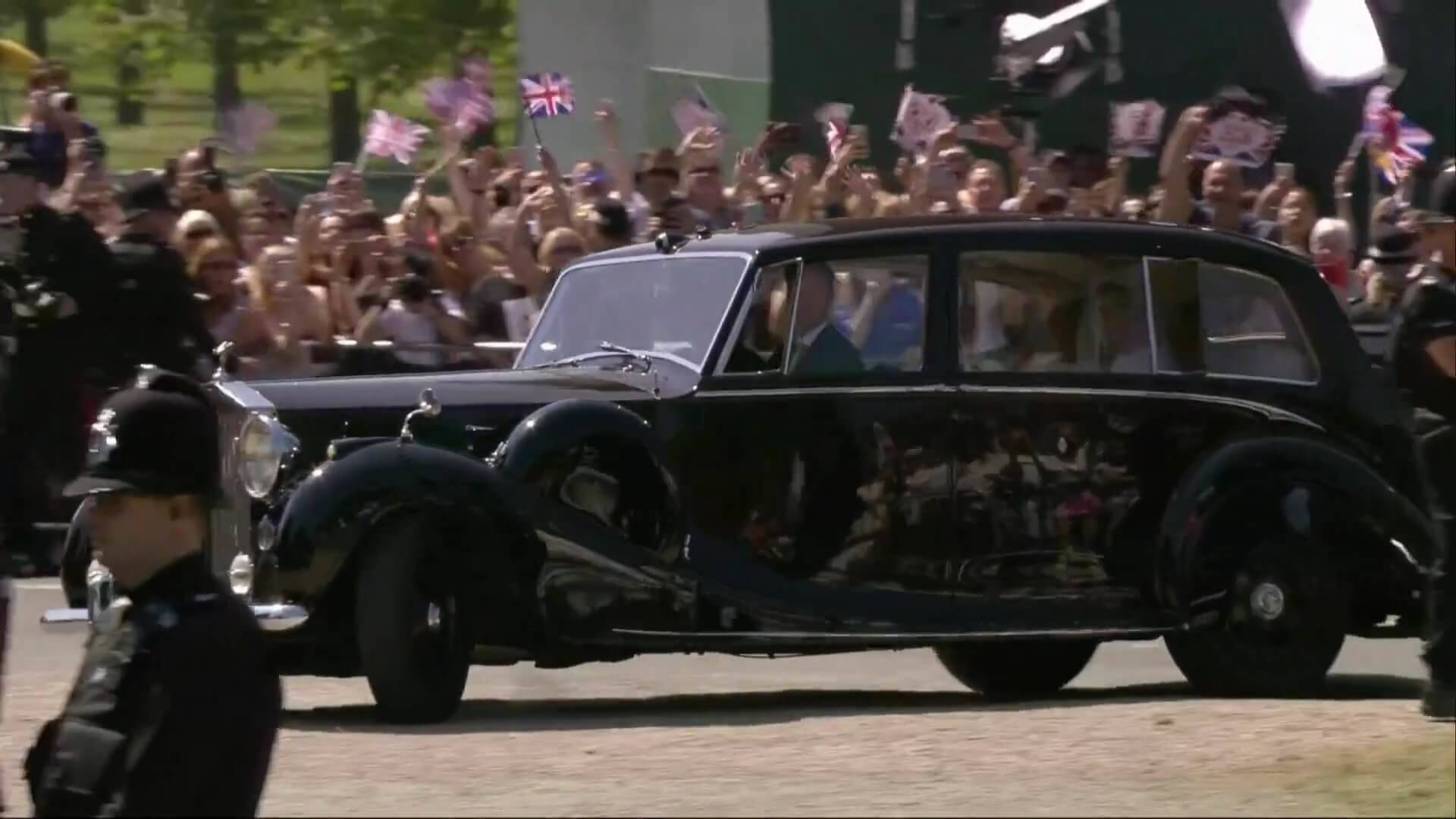 هر آنچه در مورد ماشین عروس انگلیسی نمی‌دانید/ خودروی ملکه الیزابت دوم زیر پای عروس جدید بریتانیا