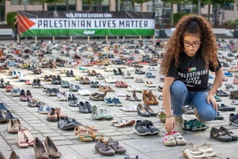 هزاران جفت کفش مقابل مقر اتحادیه اروپا چیده شد (+ عکس)
