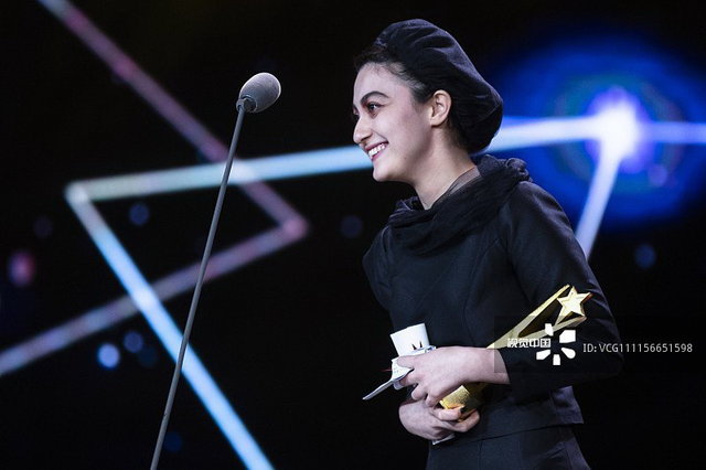 جایزه بهترین بازیگر زن جشنواره‌ی شانگهای به نگار مقدم/ تقدیم جایزه به مادر
