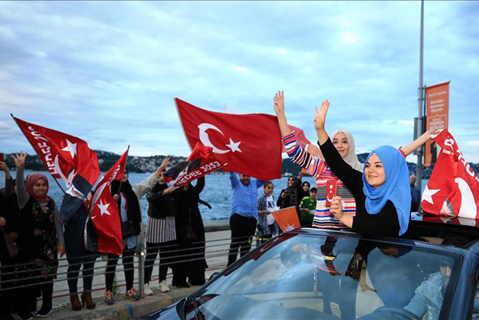 شادی مردم ترکیه در پی اعلام پیروزی اردوغان (+عکس)