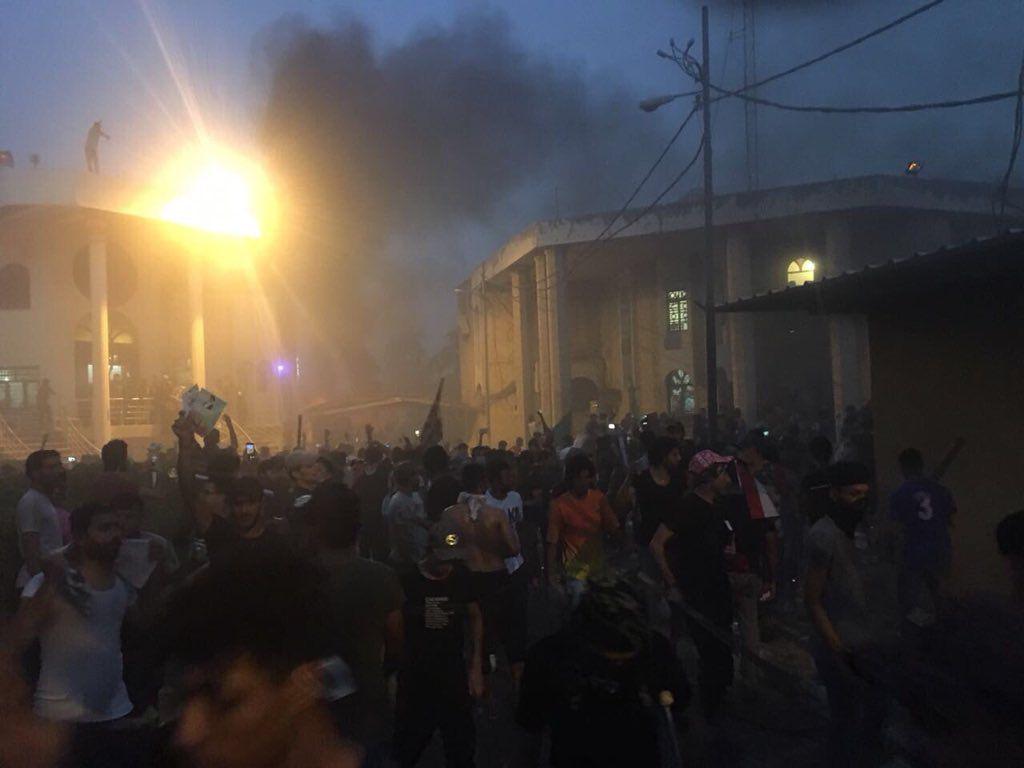 حمله معترضين به كنسولگري ايران در بصره (+عكس)