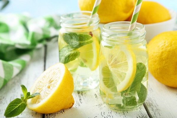 آیا آب لیمو به بهبود بازگشت اسید معده کمک می‌کند؟