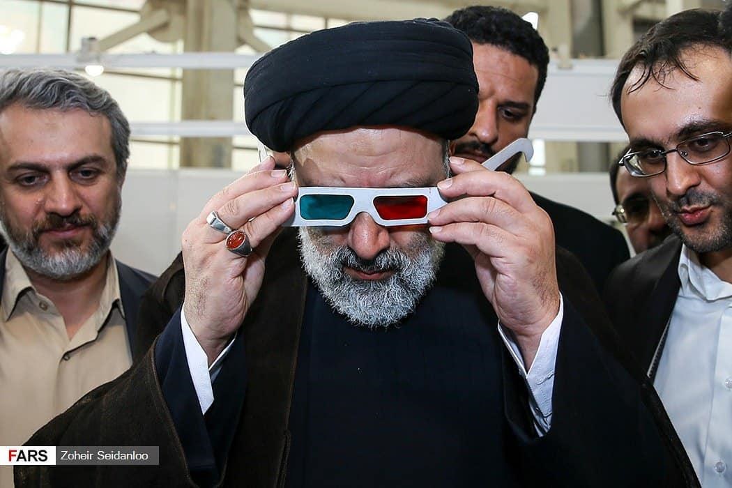 ابراهیم رئیسی با عینک سه‌بعدی (عکس)