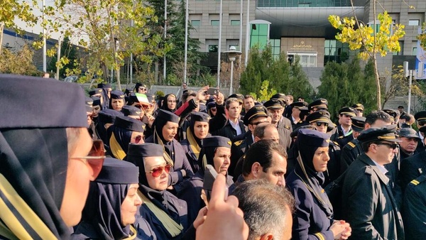 تجمع جمعی از مهمانداران ایران ایر مقابل ساختمان وزارت راه (+عکس)